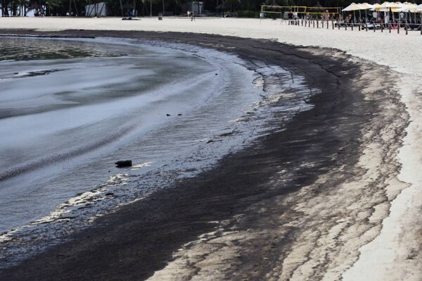 Пролив нефти привел к закрытию пляжей на острове Сентоза, Сингапур