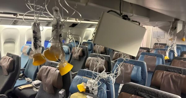 Рейс авиакомпании Singapore Airlines столкнулся с сильной турбулентностью: 1 пассажир погиб, 30 ранены